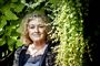 kvinde poserer i grønt miljø