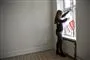 et til salg skilt bliver taget ned i en lejlighed