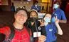 mand i spiderman-kostume smiler 