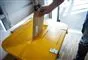 person putter stemmeseddel i kasse