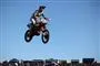 motocross-kører i luften
