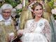prinsesse står med lille barn 