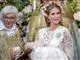 prinsesse står med lille barn 