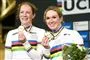 Cykelrytteren Amy Pieters (til højre) med en medalje om halsen