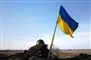 soldat ved siden af ukrainsk flag