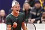 tennisspiller knytter næven