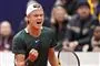 tennisspiller knytter næven