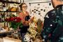 blomsterhandler står i butik