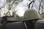 Et billede står ved siden af en militærhjelm ved et kontrolpunkt i Mariupol, der er belejret af russiske styrker.