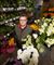 En mand i en blomsterbutik