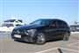 En Mercedes ved en havn
