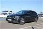 En Mercedes ved en havn