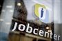 Jobcenter set udefra med deres logo på en glasdør.