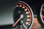 Et speedometer i en bil