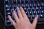 hænder på tastatur