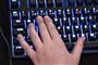 hænder på tastatur