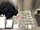En masse pengesedler fortrinsvis i dollars lægger på et bord.