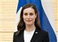 kvinde poserer foran finsk flag