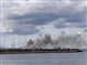 Båd i brand - sort røg