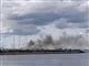 Båd i brand - sort røg