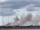 Båd i brand - sort røg