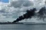 Båd i brand - sort røg