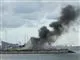 Båd i brand - sort røg