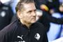 fodboldtræner står på sidelinjen