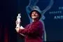 Anders Matthesen med en Bodil statuette
