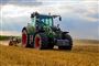 en traktor på marken