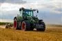 en traktor på marken