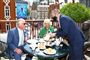 Charles og Camilla omkring et bord med scones 
