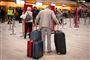 mand med kufferter i lufthavn