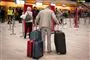 mand med kufferter i lufthavn