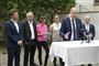 politikere står ved bord 