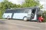 bus ligger i grøft