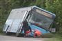 bus ligger i grøft