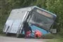 bus ligger i grøft