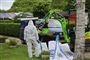 en gravemaskine og en mand i hvid dragt