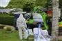 en gravemaskine og en mand i hvid dragt