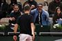 Her ses en tilskuer råbe ind på banen, da Hugo Gaston i første runde slog australske Alex de Minaur i første runde-