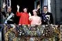 Philip, Margrethe, Elizabeth og Henrik vinker fra balkonen.