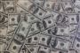 100 dollars sedler spredt ud over hele billedet