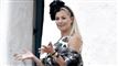Caroline Fleming slår ud med armene. 