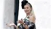 Caroline Fleming slår ud med armene. 