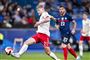 fodspiller sparker til bold