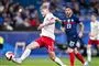 fodspiller sparker til bold