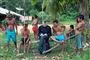 Dom Phillips blandt en gruppe af indfødte i Amazonas
