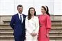 Kronprinsparret med prinsesse Isabella imellem sig i anledning af hendes konfirmation.