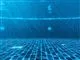 En swimmingpool set under vand